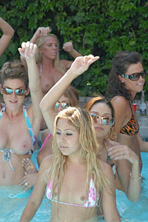 Sexy pool party action gets crazy here in these steamy pics-02