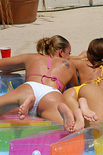 Sexy pool party action gets crazy here in these steamy pics-04