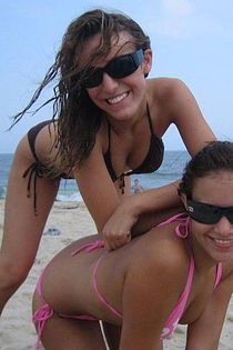 Amateur bikini babes in sexy beach shots-05