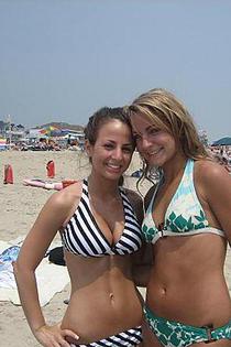Amateur bikini babes in sexy beach shots-09