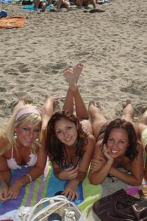 Amateur bikini babes in sexy beach shots-10