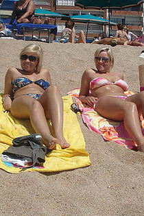 Amateur bikini babes in sexy beach shots-14