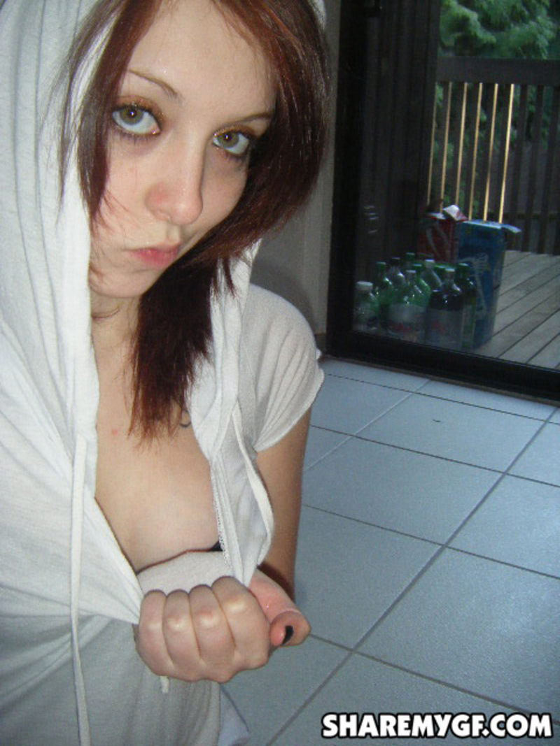 Slutty girlfriend lifts her shirt 1