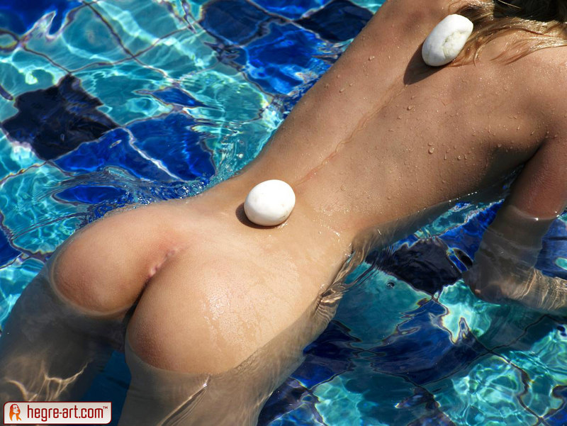 Join naked blonde Anna S in the pool 4