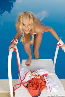 Poolside show with sweet blondie-11