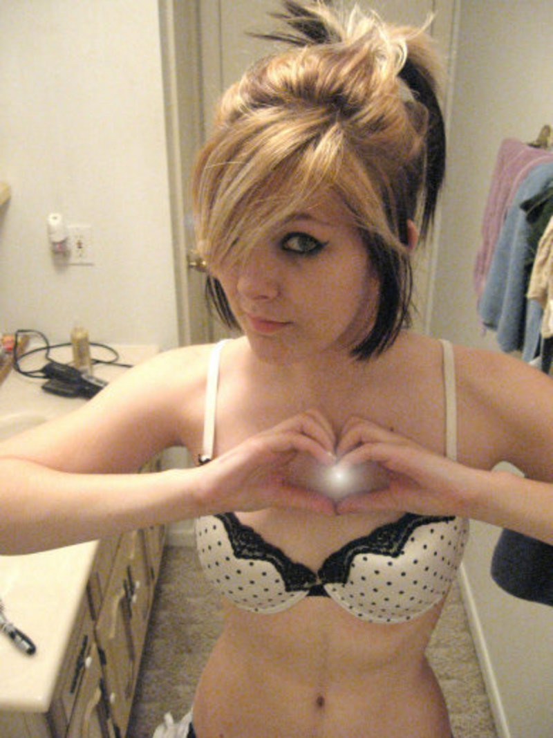 Gorgeous babes caught in hacked Photobucket pics 8