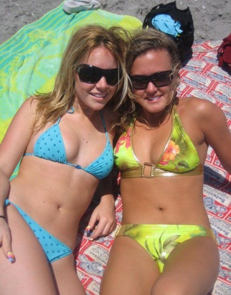 Amateur bikini babes in sexy beach shots 8