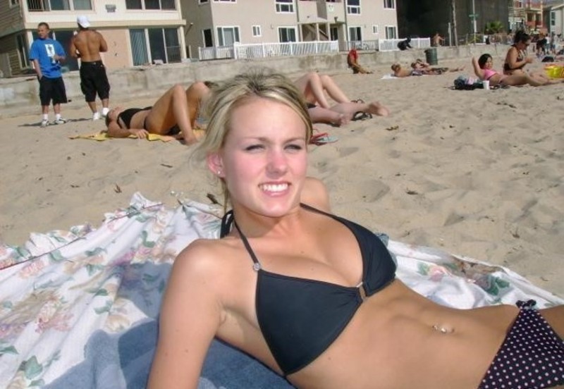 Amateur bikini babes in sexy beach shots 9