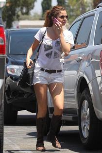 Selena Gomez in sexy shorts-02