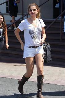 Selena Gomez in sexy shorts-05