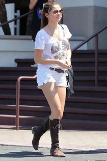 Selena Gomez in sexy shorts-06