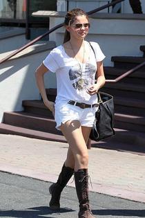 Selena Gomez in sexy shorts-10